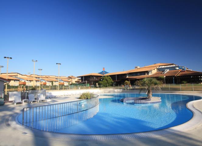 Piscine du village vacances Cévéo