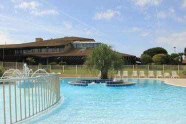 Piscine du village vacances Cévéo