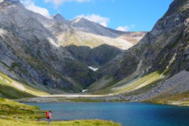 Randonneur au bord du lac - Luz-Saint-Sauveur