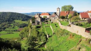 Château-Chalon est une commune française viticole du Jura en Bourgogne-Franche-Comté