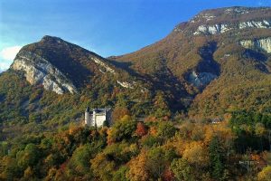 Le Château de Montvéran, à Culoz, ville d’arrivée de la Grande Traversée du Jura à VTT. Photo, par Delorme, sur Wikimedia Commons.