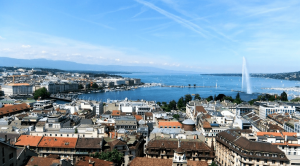 Genève (Suisse) est située à la pointe sud du lac Léman. Située entre le Jura et les Alpes, elle offre des points de vue sur le Mont-Blanc.