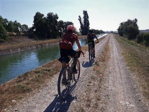 des amateurs de Gravel Bike ou vélo de Gravel lors d'une course espagnole