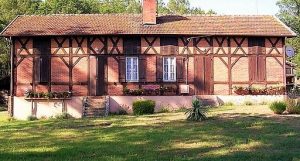 Maison landaise typique à Pontenx-les-Forges