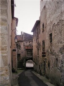 Saint-Saturnin, porte des boucheries (Puy-De-Dôme) village