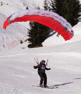 Le speed riding, activité alliant ski, voile, en plein hiver