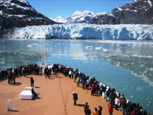 le tourisme de masse à proximité d'un glacier, article tourisme durable et éthique