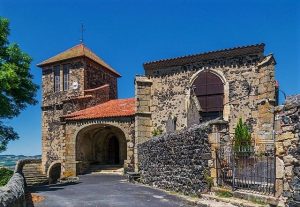 le village d'Usson et sont église Saint-Maurice. Un des plus beaux villages du Puy-de-Dôme